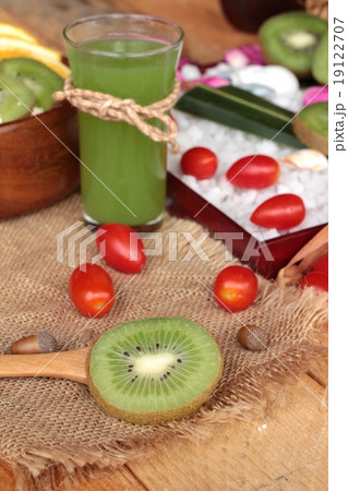 Oat flakes with fruit, kiwi, orange, tomato and kiwi juice. Oat flakes with fruit, kiwi, orange, tomato and kiwi juice. 19122707