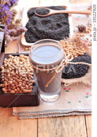 Soy milk mix black sesame with soybean seed and black sesame see 19122920