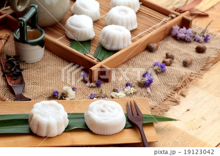 Mochi japanese dessert patties soybeans of delicious. Mochi japanese dessert patties soybeans of delicious. 19123042