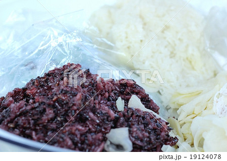 Thailand dessert - steamed glutinous rice put coconut. 19124078