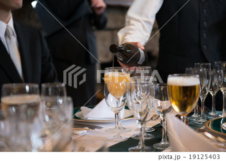 飲み物を注ぐ 飲み物を注ぐ 19125403