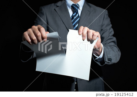 書類を破るビジネスマン 書類を破るビジネスマン 19125412