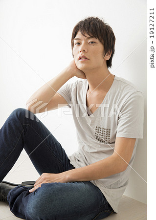 ポートレート　若い男性 19127211
