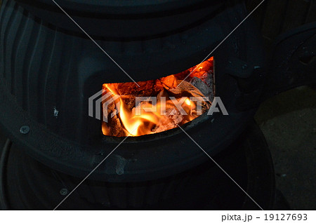 ダルマストーブで薪を燃やす 19127693
