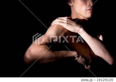 若い男性（裸）　 19129120