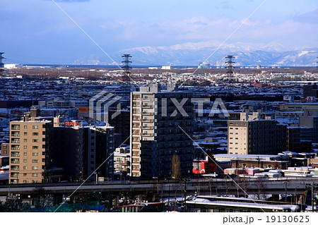 札幌西区の高台から見る冬の街並みと増毛山地 19130625