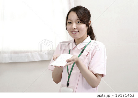 薬袋を持つ女性 薬袋を持つ女性 19131452