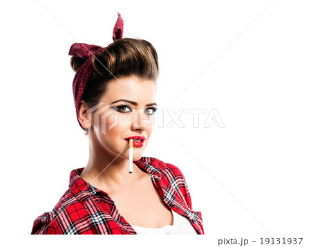 Beautiful young woman 19131937