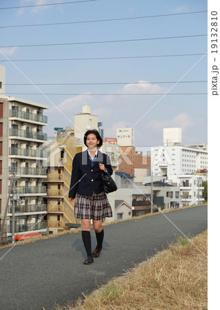 女子高生の通学シーン 女子高生の通学シーン 19132810