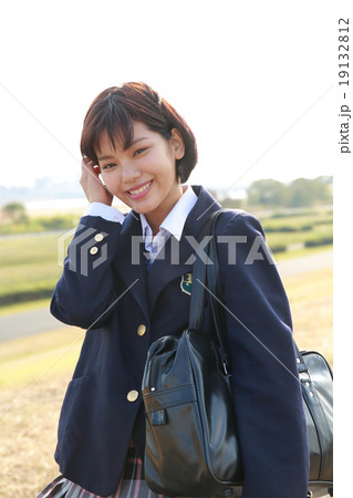女子高生の通学シーン 女子高生の通学シーン 19132812