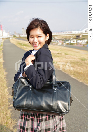 女子高生の通学シーン 女子高生の通学シーン 19132825