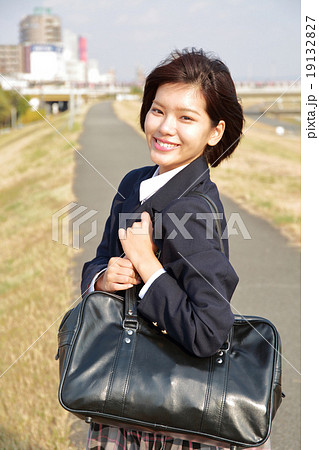 女子高生の通学シーン 女子高生の通学シーン 19132827