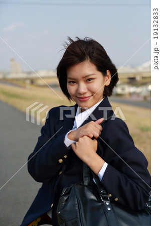 女子高生の通学シーン 19132833