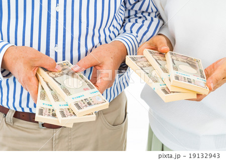 金持ち　大金持ち　大金　札束　老夫婦　男女　夫婦　女性　男性　シニア　シニア世代 19132943