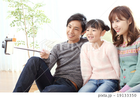 自撮り棒で写真を撮る親子 自撮り棒で写真を撮る親子 19133350
