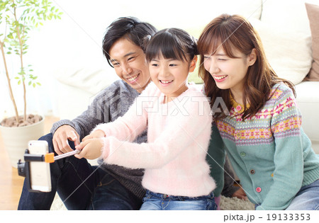 自撮り棒で写真を撮る親子 自撮り棒で写真を撮る親子 19133353