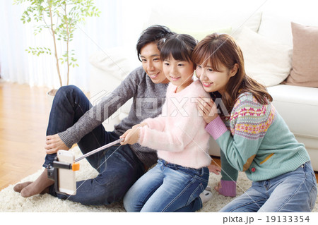 自撮り棒で写真を撮る親子 19133354
