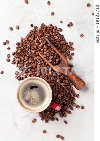 Coffee cup and beans 19133713