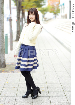 若い女性　ファッション 19134777