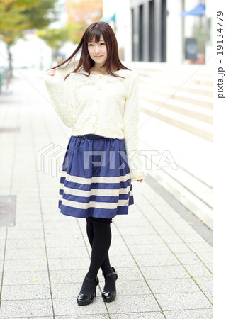 若い女性　ファッション 19134779