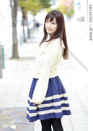 若い女性　ファッション 19134783