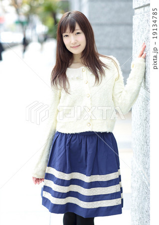 若い女性　ファッション 19134785