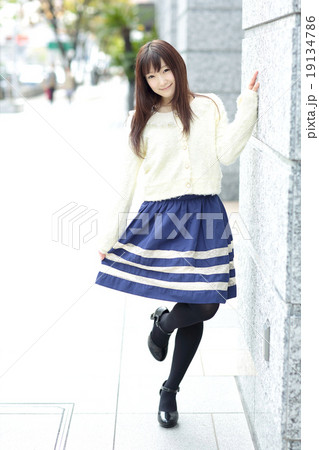 若い女性　ファッション 19134786