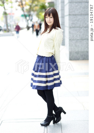 若い女性　ファッション 19134787