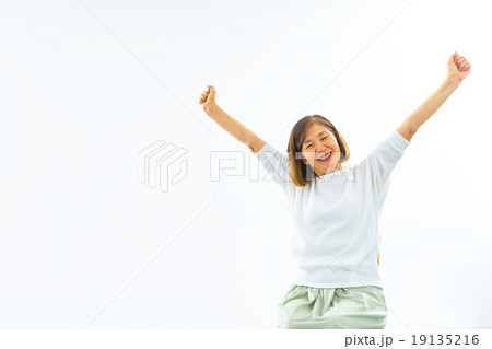 回復　病み上がり　スッキリ　体調不良　健康関連　女性　おばあちゃん　祖母　シニア　シニア世代 19135216