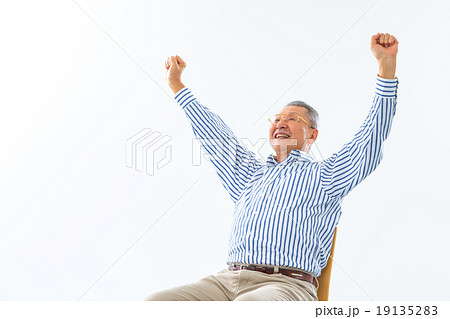 回復　スッキリ　病気が治った　体調不良　健康関連　男性　おじいちゃん　祖父　シニア　シニア世代 19135283