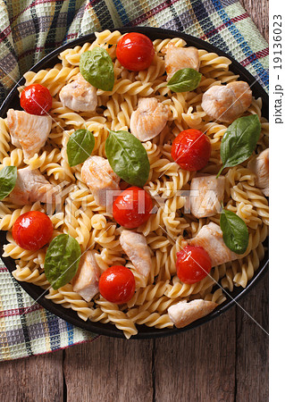 fusilli pasta with chicken, tomatoes and basil fusilli pasta with chicken, tomatoes and basil 19136023