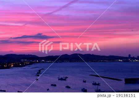 茜雲と富士山 19136151
