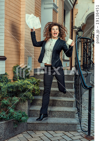The girl poured water from a cup. The girl poured water from a cup. 19136451