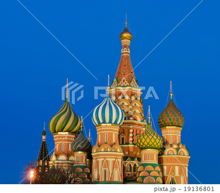 St. Basil's Cathedral in twilight, Russia 19136801