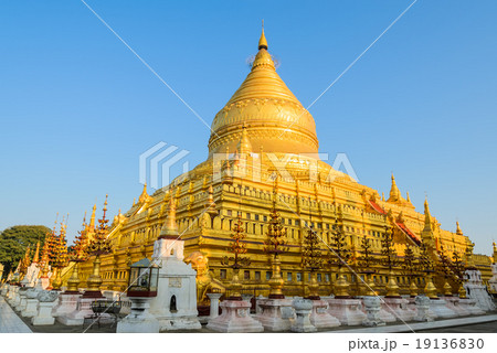Shwezigon pagoda in Bagan, Myanmar 19136830