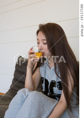 飲み物を飲む女性 19137586