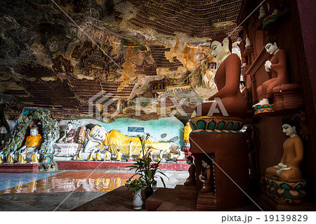 Buddhas statues in Kaw Goon cave. Hpa-An, Myanmar 19139829