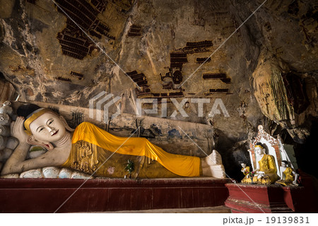 Buddhas statues in Kaw Goon cave. Hpa-An, Myanmar 19139831