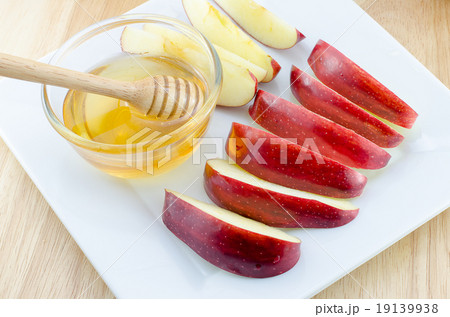 Apple with honey in plate on wooden table 19139938