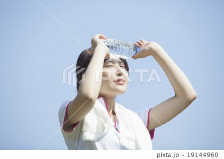 タオルを首に巻く女性 タオルを首に巻く女性 19144960