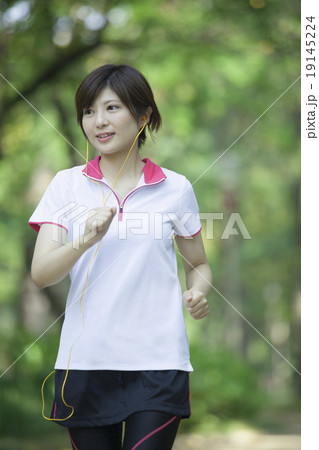 走る女性 19145224