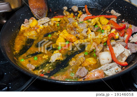 cooking spanish paella with beans and peppers 19146058