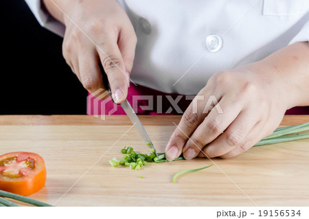 chef chopped green onions  19156534