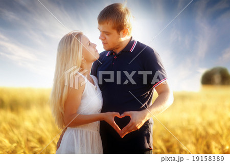 Love at sunset in a wheat field 19158389