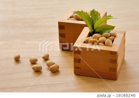 節分 豆とヒイラギの葉 の写真素材