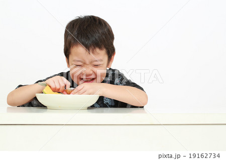 メロンを食べる子供 19162734