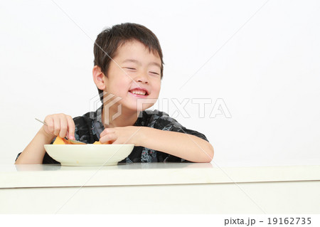 メロンを食べる子供 19162735