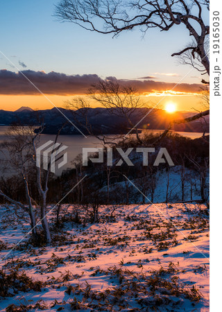 夕暮れの屈斜路湖 19165030