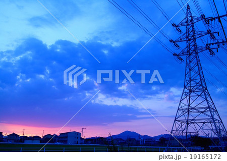 夕暮れ　電波塔 19165172