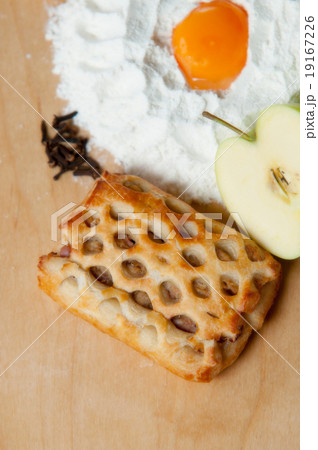 small  fresh baked apple pie 19167226